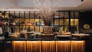 Tägliches Frühstücksbuffet (17.50 EUR pro Person)