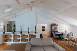 Familieleilighet | Oppholdsområde | En 42-tommers LCD-TV med digitale kanaler samt TV