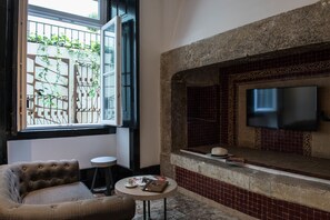 Chambre Triple Deluxe (Interior Patio View) | Coin séjour