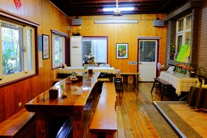 Tägliches inbegriffenes kontinentales Frühstück