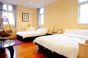 Comfort-Vierbettzimmer, 1 Schlafzimmer, mit Bad, Eckzimmer | Zimmersafe, schallisolierte Zimmer, Zustellbetten, kostenloses WLAN