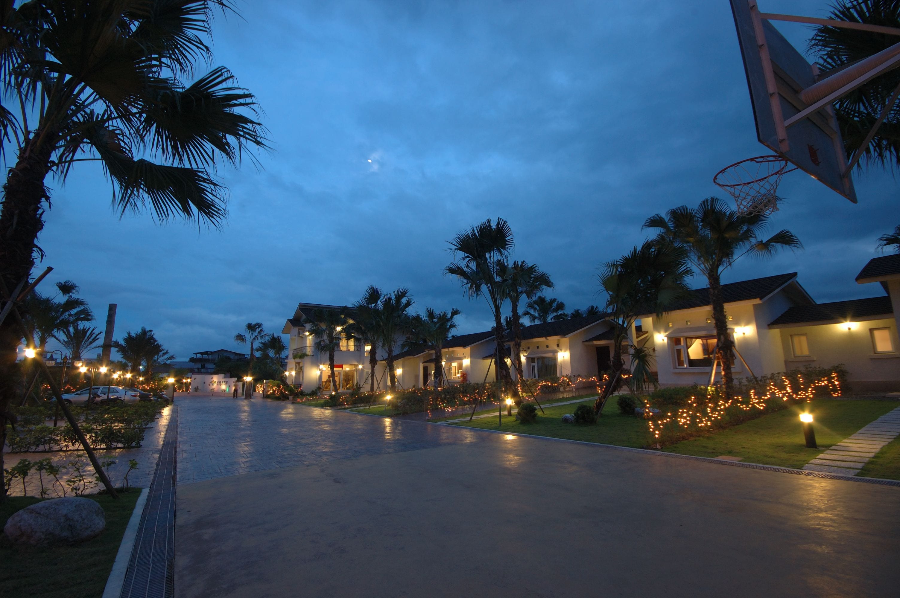 Fachada de la propiedad por la tarde o noche