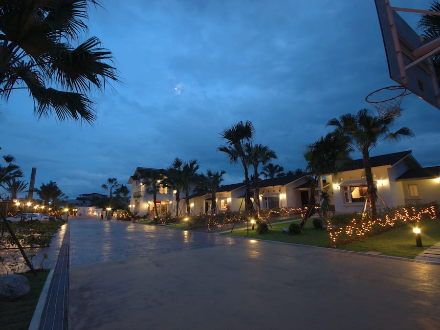 Fachada de la propiedad por la tarde o noche