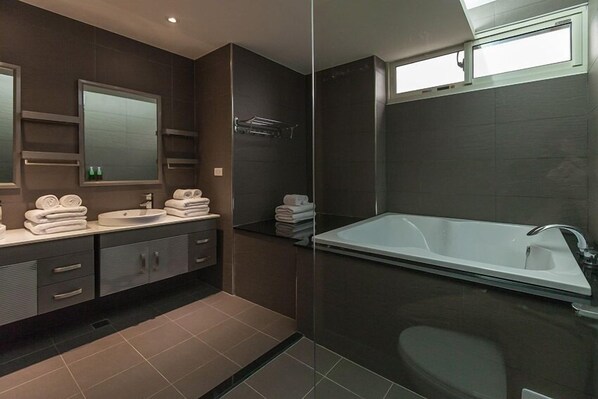 Family Room (Classic) | Bathroom