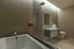 Standard Quadruple Room | Bathroom