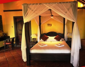 Family House | Minibar, in-room safe, individually decorated, individually furnished - Puri Mangga Sea View Resort & Spa (Sukasada)