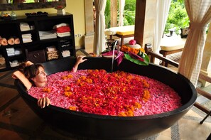 Couples treatment rooms, hot tub, body treatments, hot stone massages - Puri Mangga Sea View Resort & Spa (Sukasada)