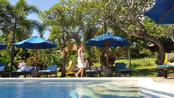 2 outdoor pools, pool loungers