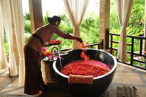 Salas de tratamiento para parejas, una bañera de hidromasaje