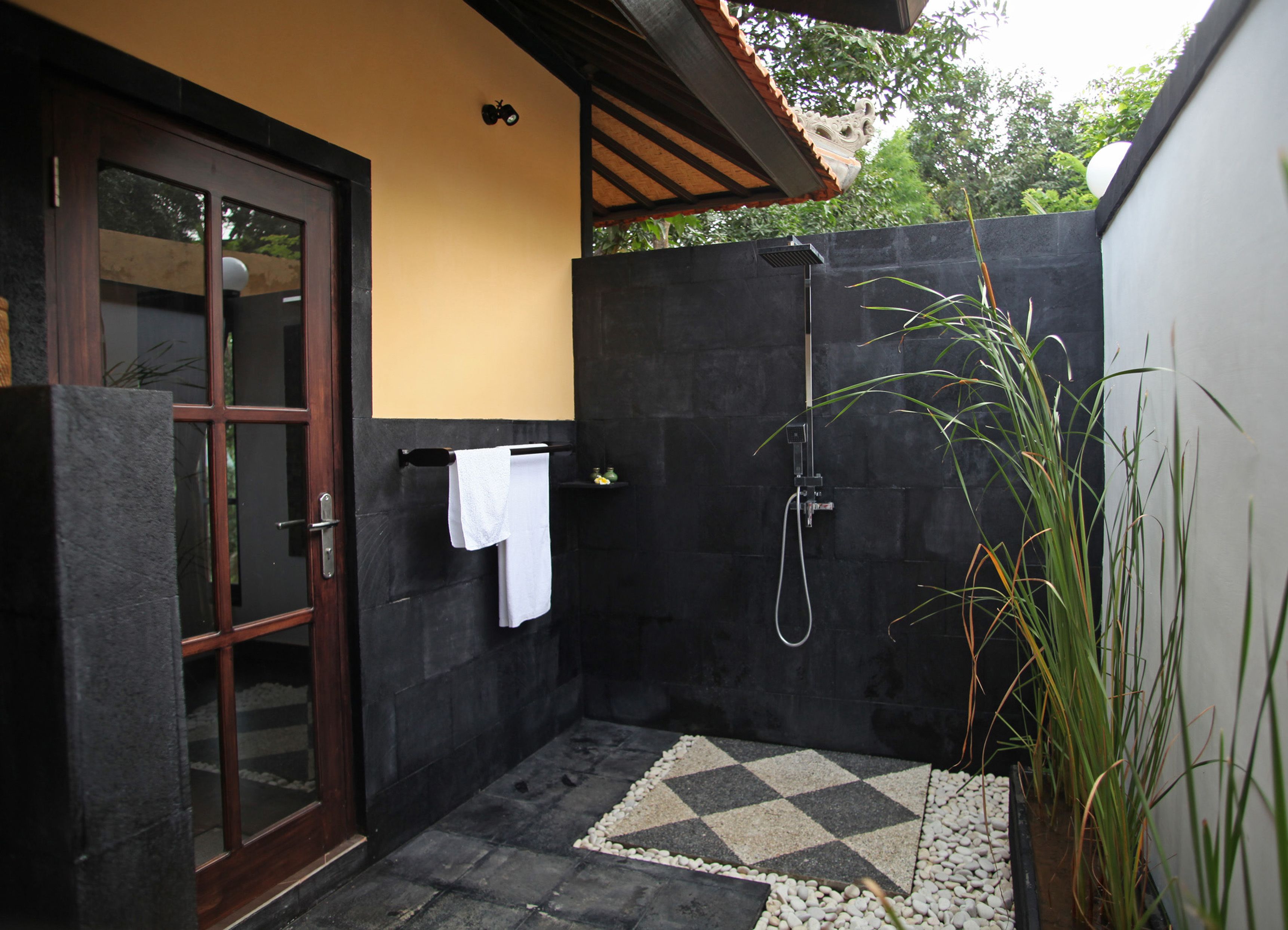 luxury suite, 2 queen beds, private pool, sea view | bathroom | free toiletries, towels