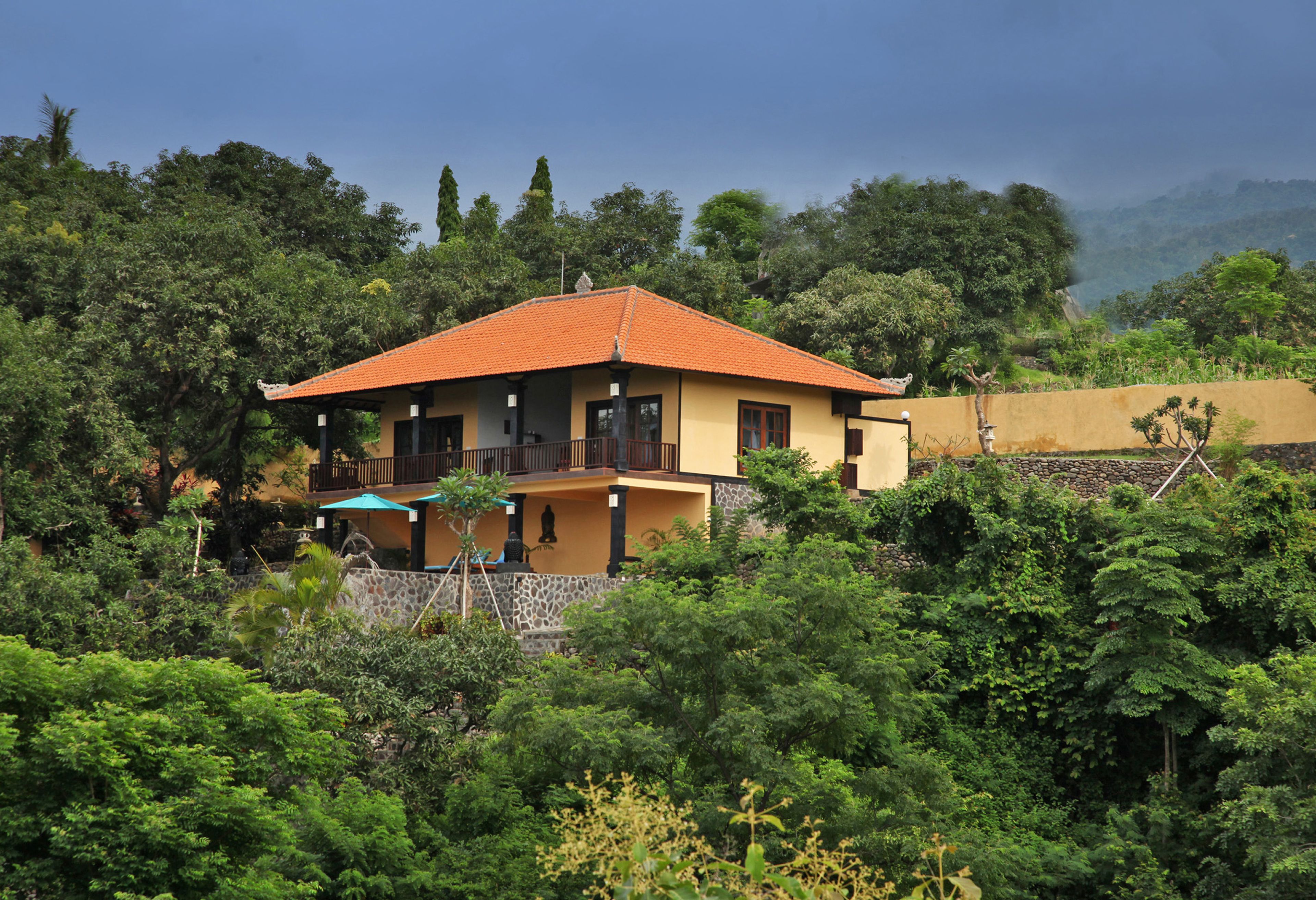 Luxe suite, 2 queensize bedden, privézwembad, uitzicht op zee | Een minibar, een kluis op de kamer, individueel gedecoreerd