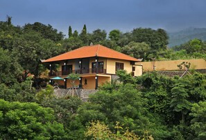 Luxury Suite, 2 Queen Beds, Private Pool, Sea View | Minibar, in-room safe, individually decorated, individually furnished - Puri Mangga Sea View Resort & Spa (Sukasada)