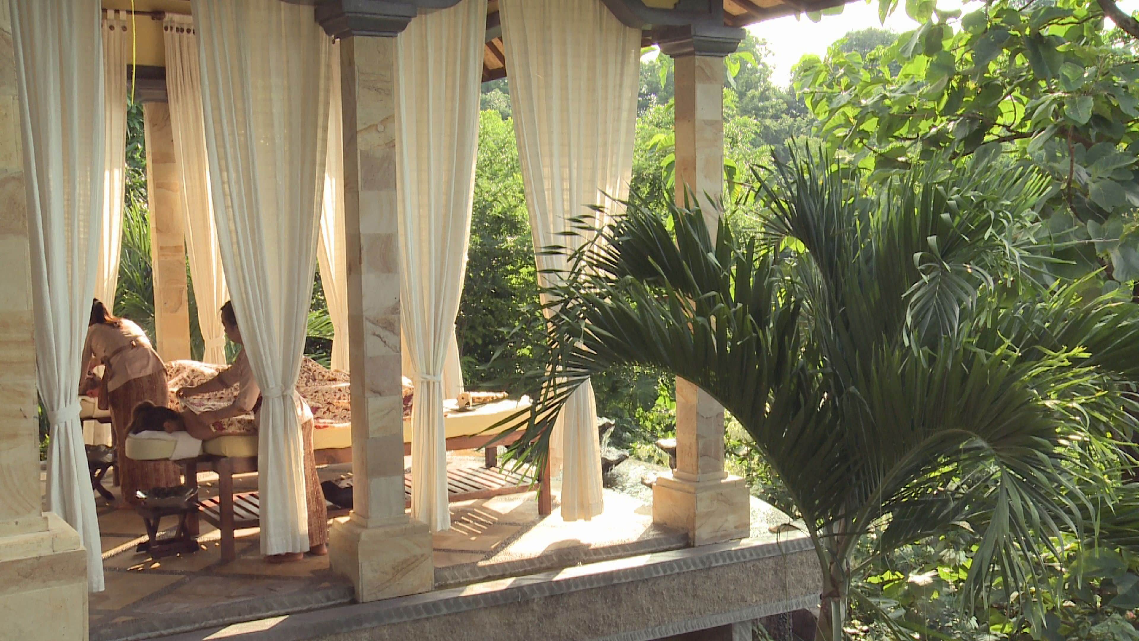 Salas de tratamiento para parejas, una bañera de hidromasaje