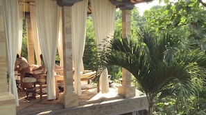 Salas de tratamiento para parejas, una bañera de hidromasaje