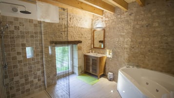 Suite Premium, jet tub | Kamar mandi | Shower, perlengkapan mandi gratis, pengering rambut, dan jubah mandi