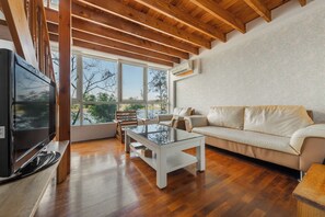 Superior Chalet | Blackout drapes, free WiFi, bed sheets - Green Forest Villa (Yilan)