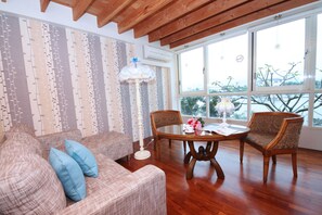 Cortinas blackout, Wi-Fi de cortesia, roupa de cama