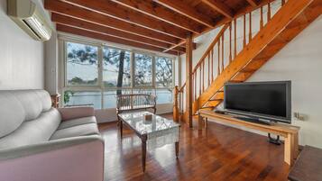 Wood Cottage | Blackout drapes, free WiFi, bed sheets
