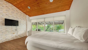 Wood Cottage | Blackout drapes, free WiFi, bed sheets