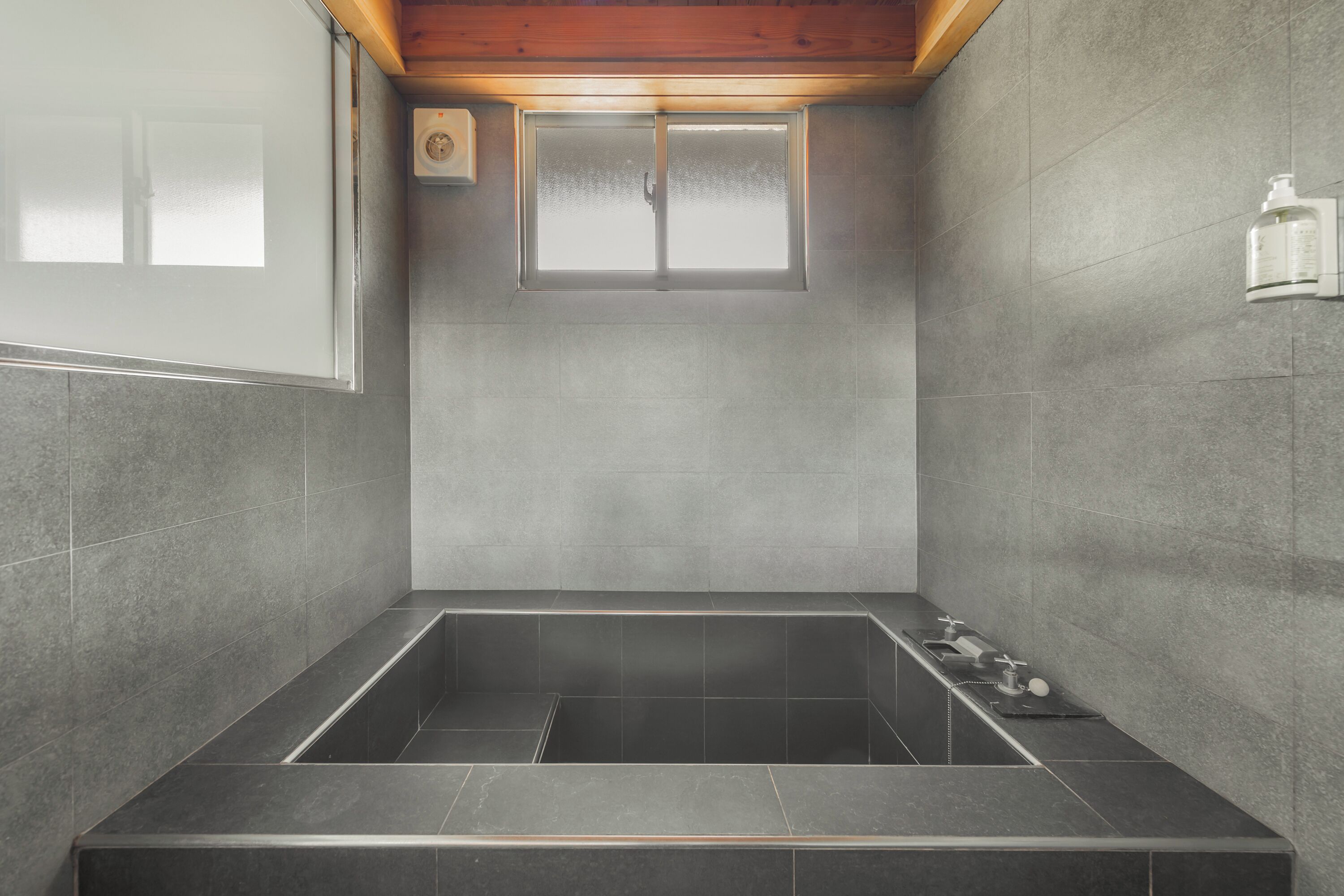 標準小木屋 | 浴室 | 吹風機、拖鞋、毛巾、洗髮精