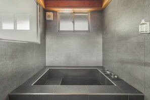 Cabaña estándar | Baño | Secadora de cabello, pantuflas, toallas, shampoo 