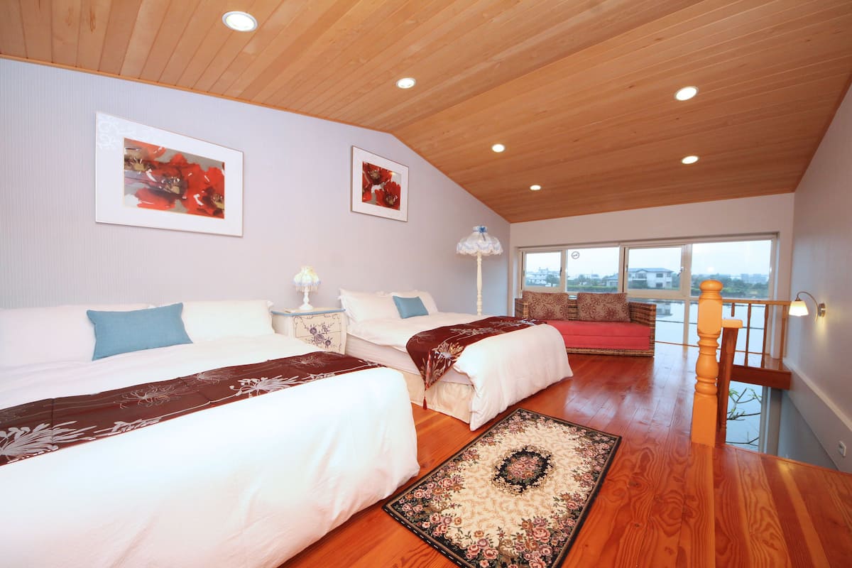 Blackout drapes, free WiFi, bed sheets