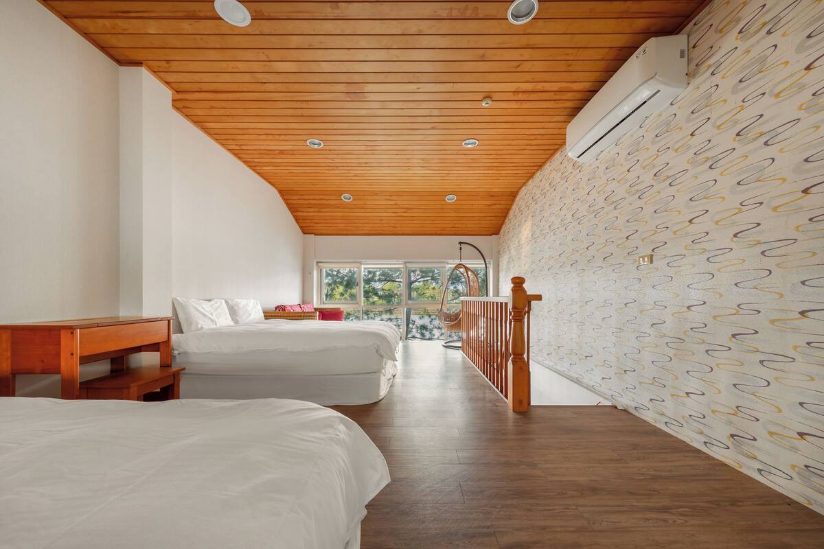 Wood Cottage | Blackout drapes, WiFi (free), bed sheets