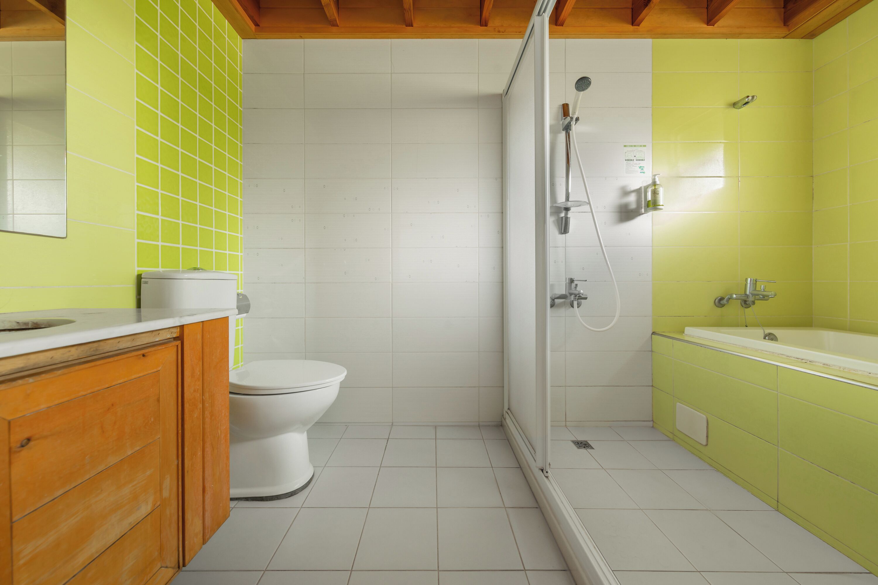 Un baño con inodoro, ducha y lavabo.