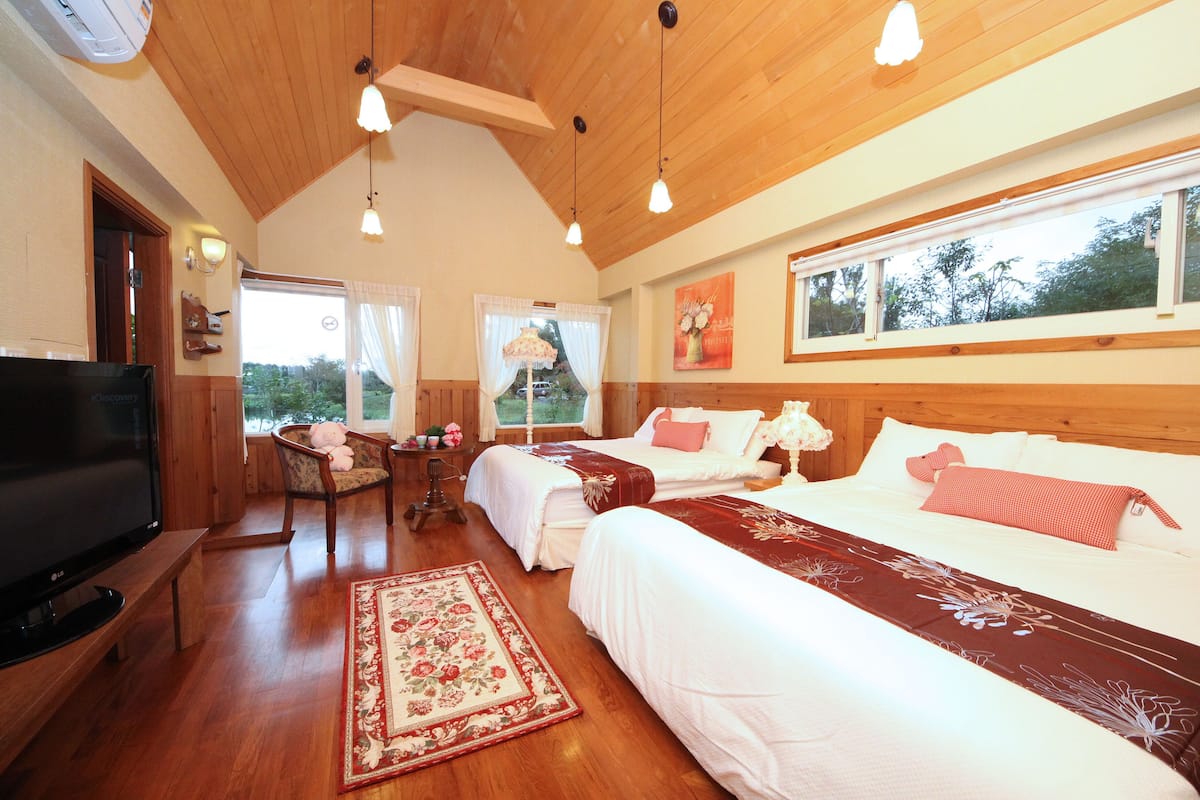 Basic House, 2 Double Beds | Desk, soundproofing, free WiFi