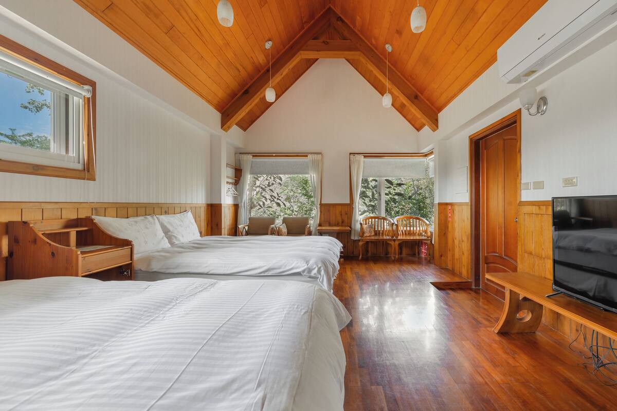 Deluxe One Bedroom Chalet | Blackout drapes, WiFi (free), bed sheets