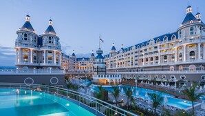 Ett stort hotell med flera tornformade byggnader med kupolformade tak, en central innergård med en pool och utomhusområden med sittplatser.