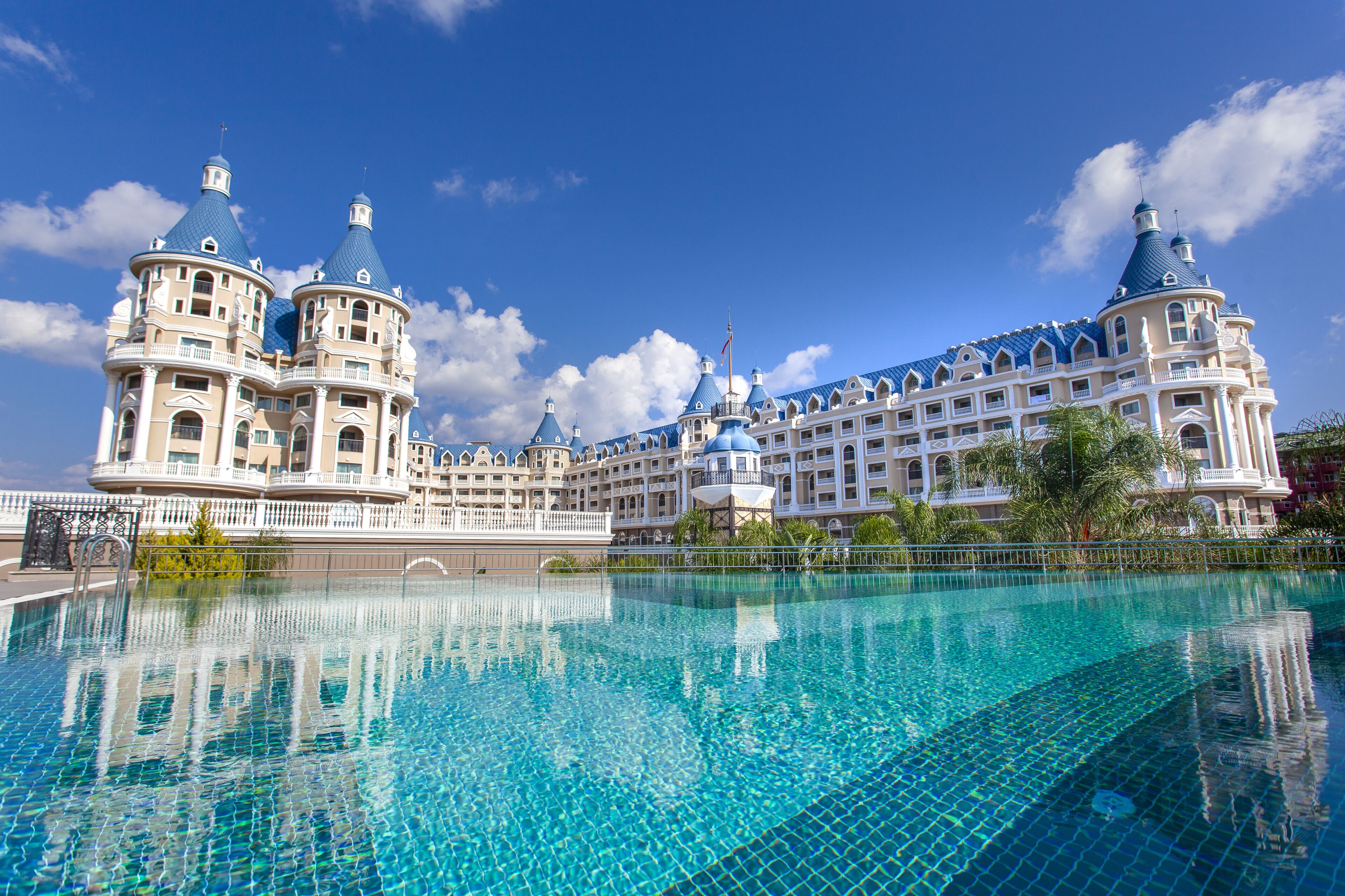 Una piscina techada, 3 piscinas al aire libre, camas de piscina gratis