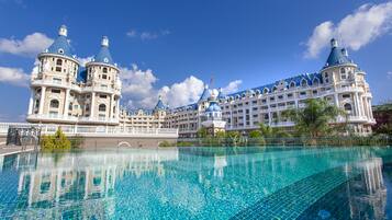 Εσωτερική πισίνα, 3 εξωτερικές πισίνες, δωρεάν καμπάνες