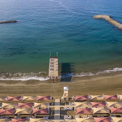 Spiaggia privata, cabine da spiaggia gratuite, lettini da mare