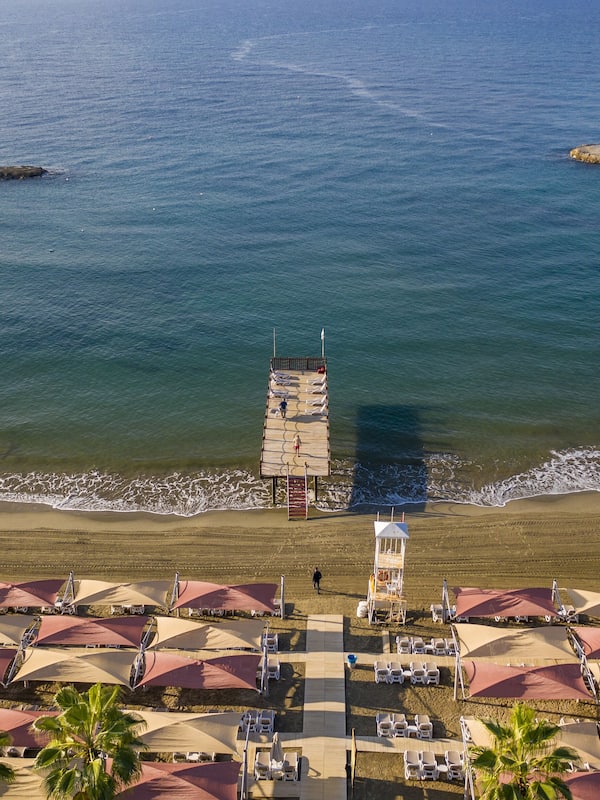 Spiaggia privata, cabine da spiaggia gratuite, lettini da mare