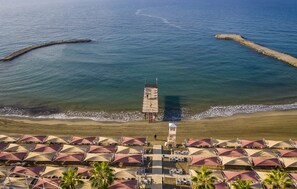 Yksityinen ranta, ilmaisia rantacabañoita, aurinkotuoleja