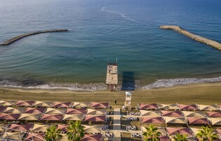 Praia particular, barracas de praia de cortesia, espreguiçadeiras 