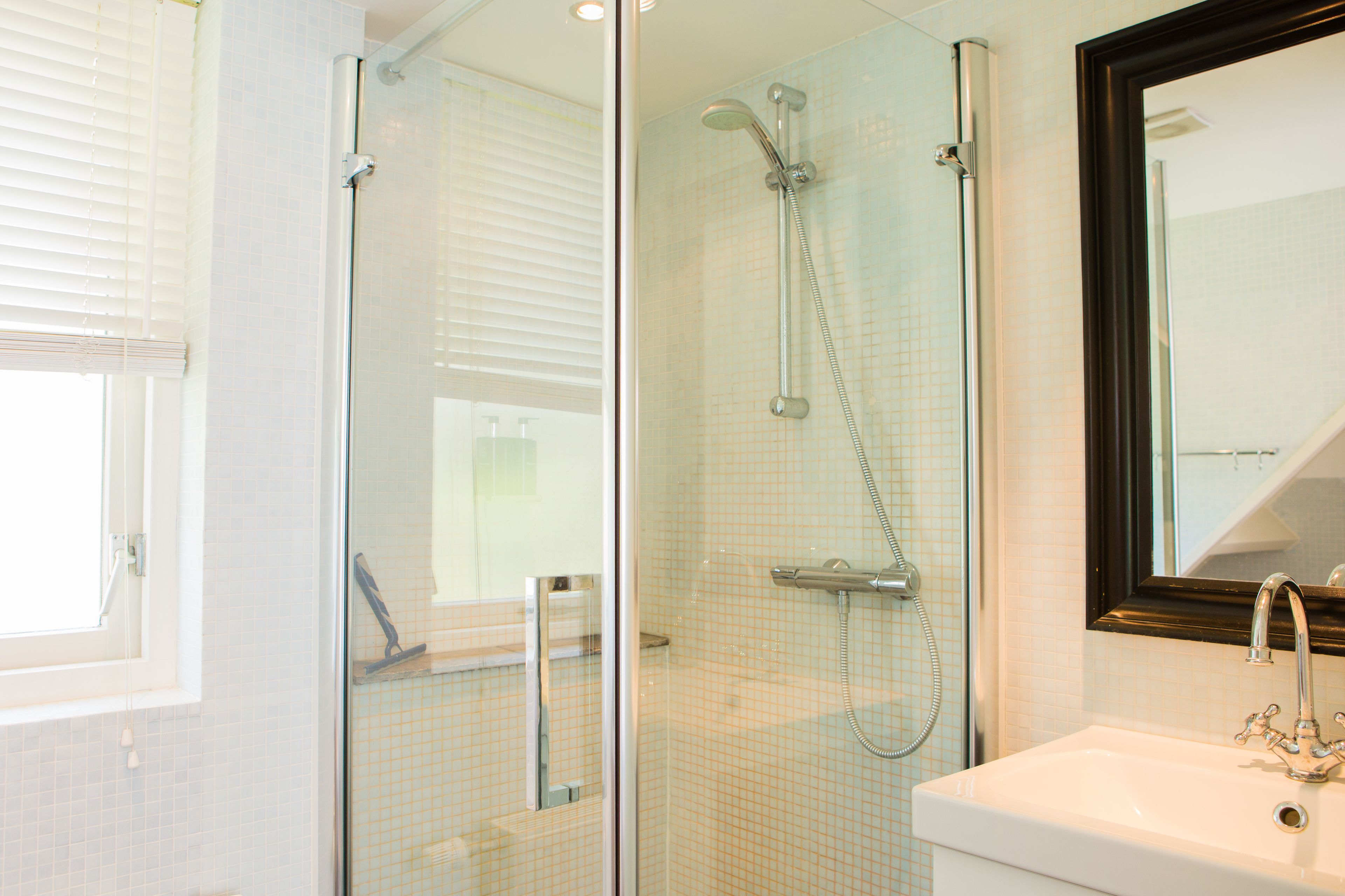 Deluxe Suite, 1 King Bed | Bathroom shower
