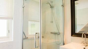 Deluxe Suite, 1 King Bed | Bathroom shower