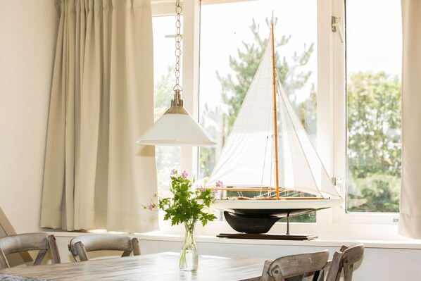 Deluxe suite, 1 kingsize bed | Woonkamer | Flatscreentelevisie