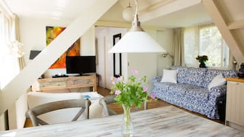 Deluxe Suite, 1 King Bed | Living area | Flat-screen TV