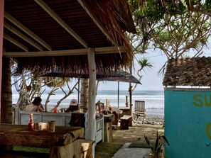 Breakfast area - Dikaloha Medewi Surfcamp (Mendoyo)