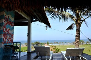 Ocean Calling | Terrace/patio - Dikaloha Medewi Surfcamp (Mendoyo)