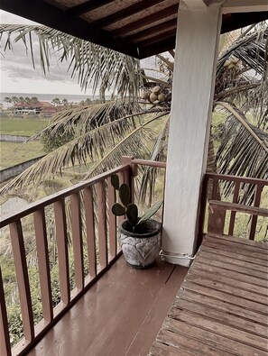 Blue Ocean | Individually decorated, individually furnished, bed sheets - Dikaloha Medewi Surfcamp (Mendoyo)