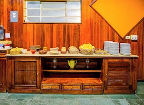 Een buffetopstelling met diverse gerechten en opschepkommen.