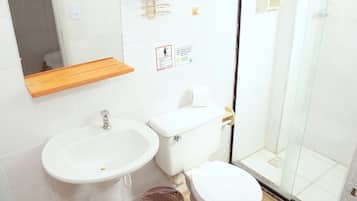 Shower, free toiletries, towels