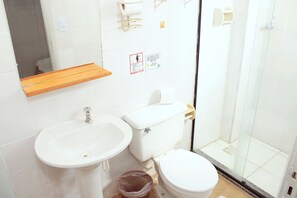 Shower, free toiletries, towels