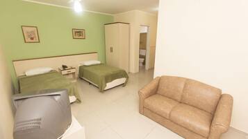 Minibar, bàn, bàn ủi/dụng cụ ủi quần áo