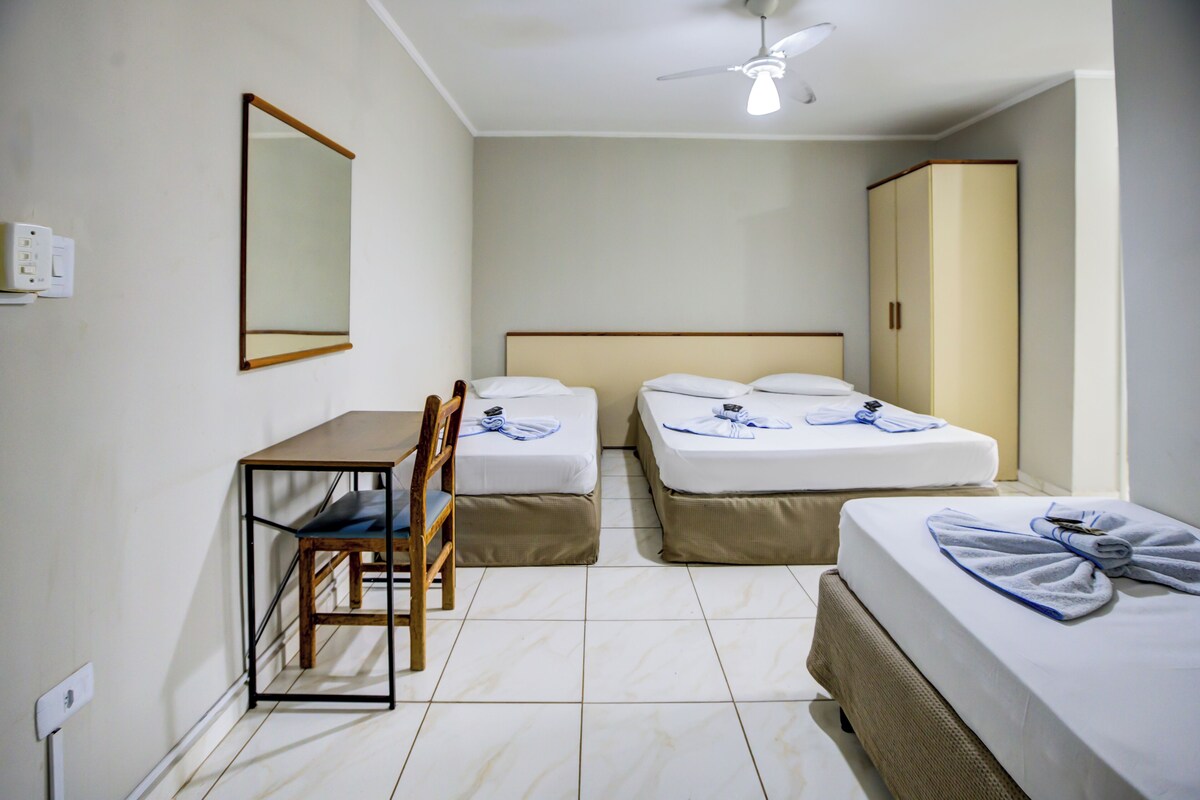 Habitación cuádruple Deluxe | Minibar, escritorio y espacio para trabajar con laptop