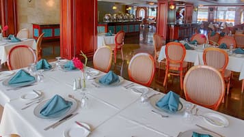 Frokost, lunsj og middag serveres, regionale retter